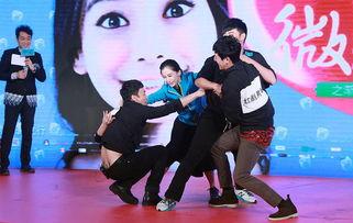 明星撕名牌,激情与友谊的较量